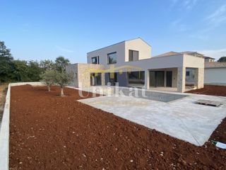 Casa con grande terrazza sul tetto e piscina